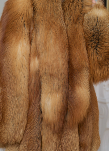 Шуба из меха рыжей лисы