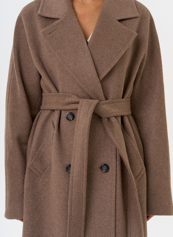 Женское двубортное пальто с поясом 