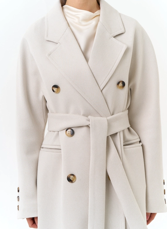 Светлое женское пальто с поясом фото