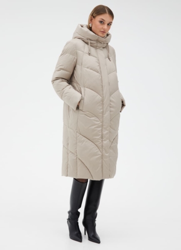 Женский пуховик бежевого цвета с капюшоном