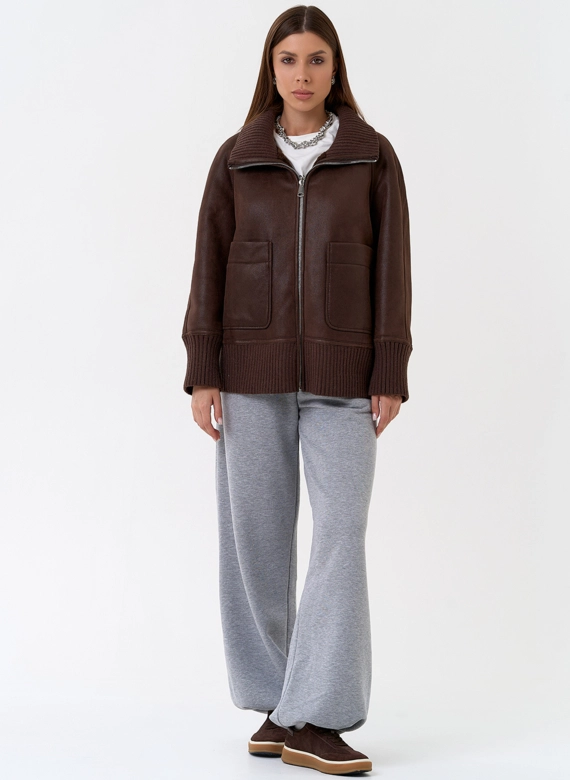 Женский двухсторонний бомбер из эко замши в коричневом цвете