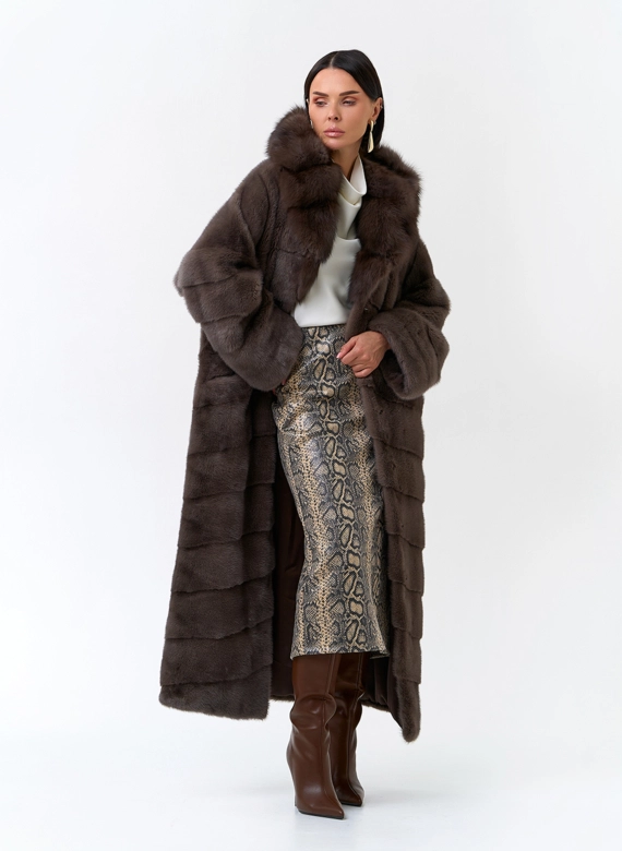 Длинная шуба из меха норки с капюшоном из меха куницы
