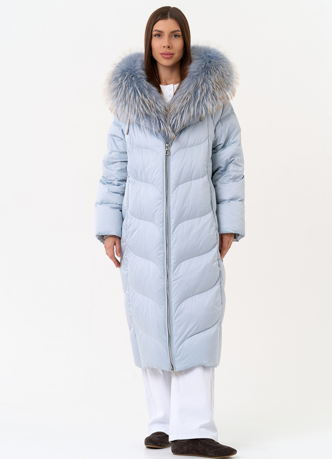 фото Женский пуховик голубого цвета с отделкой из меха лисы модель № 31696