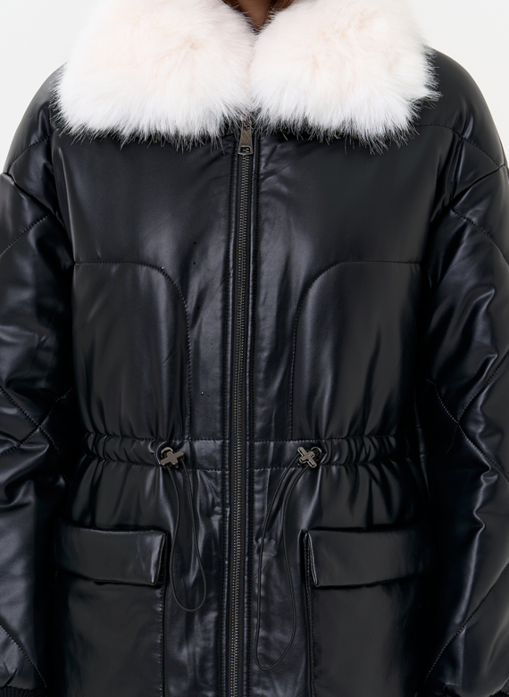 Женский пуховик из эко кожи с воротником из эко меха