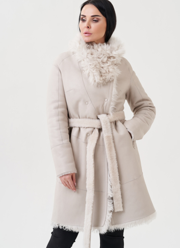 Женская дубленка бежевого цвета 
