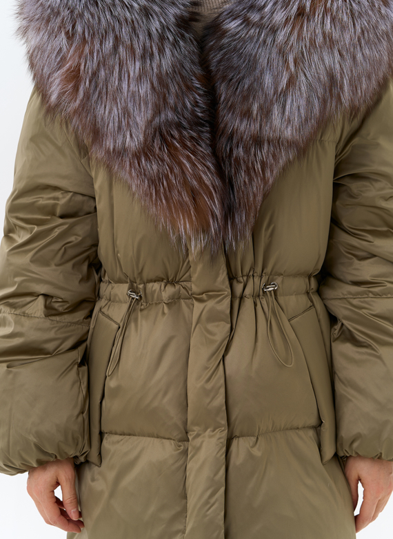 Женский пуховик с капюшоном из меха блюфрост