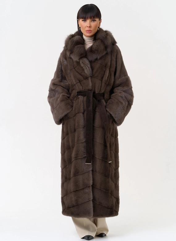 Длинная шуба из меха норки с капюшоном из меха куницы
