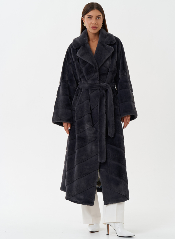 Длинное пальто из эко меха серого цвета