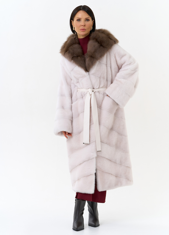 Белая шуба из меха норки с капюшоном из меха куницы модель № 28669 в кредит